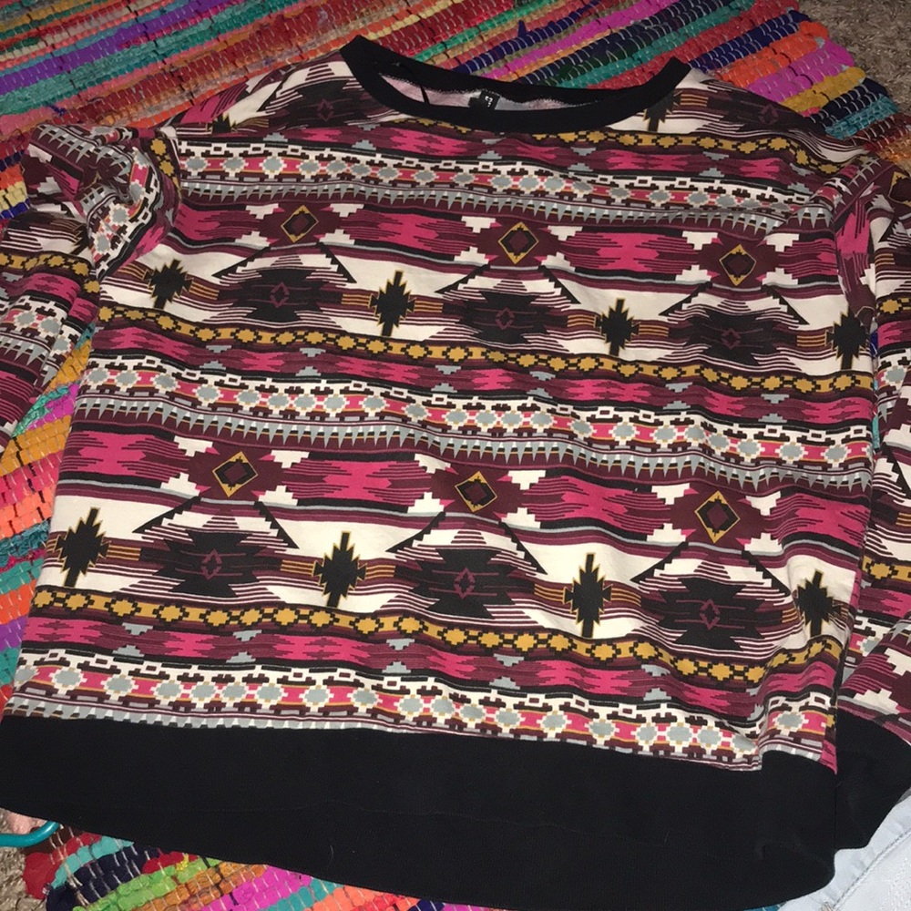 Aztec styled light sweater! Comfy and stylish!